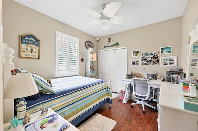 bedroom featuring ceiling fan, dark hardwood / wood-style floors, and a closet