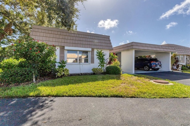 view of front of house featuring a front lawn