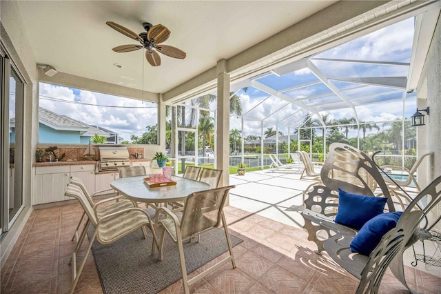 sunroom with ceiling fan