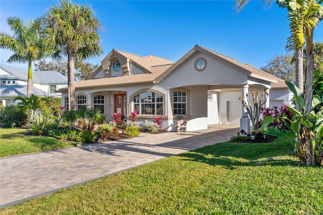 view of front of property featuring a front lawn