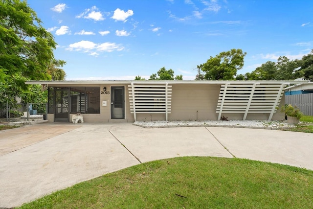 view of front of property featuring a front yard