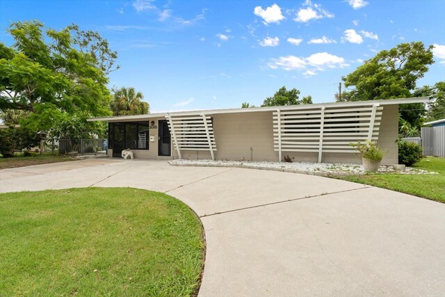 view of front of home featuring a front yard and a carport