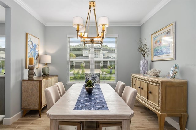 dining space featuring crown molding, a chandelier, and light hardwood / wood-style floors