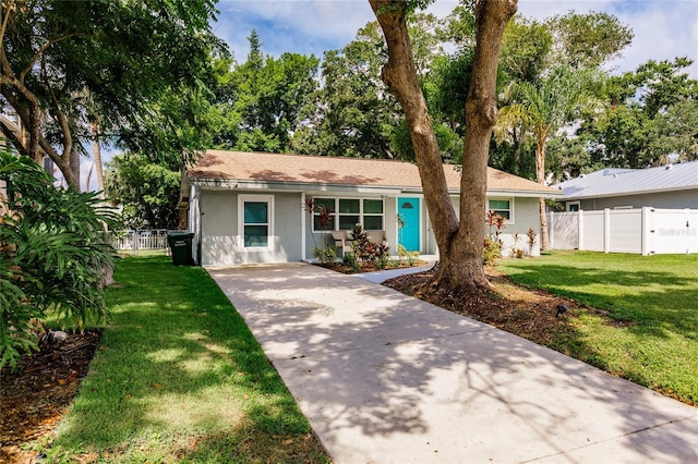 ranch-style home featuring a front lawn