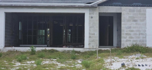 doorway to property featuring a shingled roof