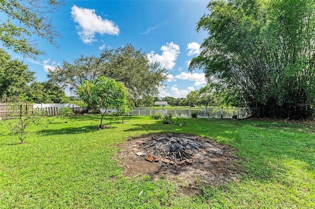 view of yard featuring a water view