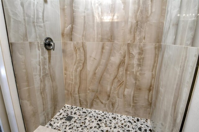 bathroom featuring a tile shower