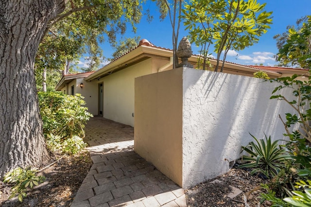 3601 Quail Hollow Ln, Bradenton, FL 34210 - view of side of property featuring stucco siding and a tiled roof