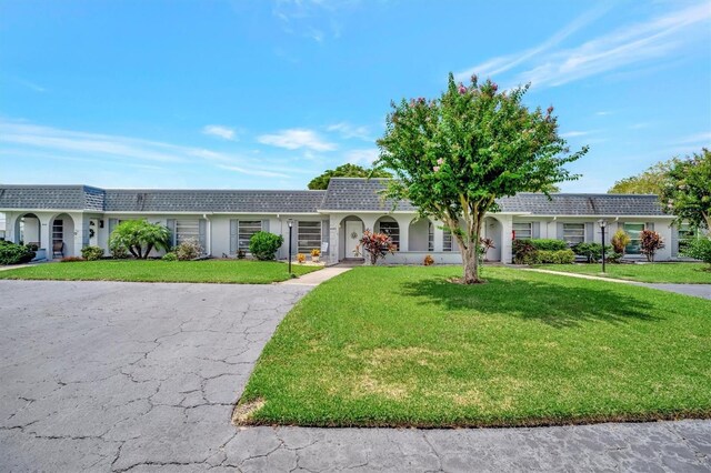 single story home with a front lawn