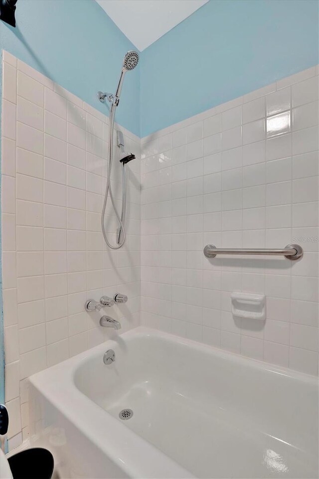 bathroom featuring tiled shower / bath combo