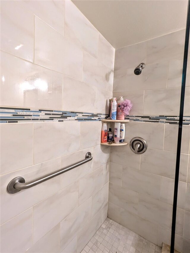 bathroom featuring a tile shower