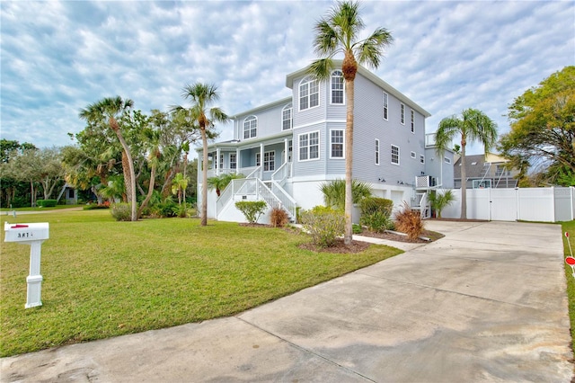 view of front facade featuring a front yard