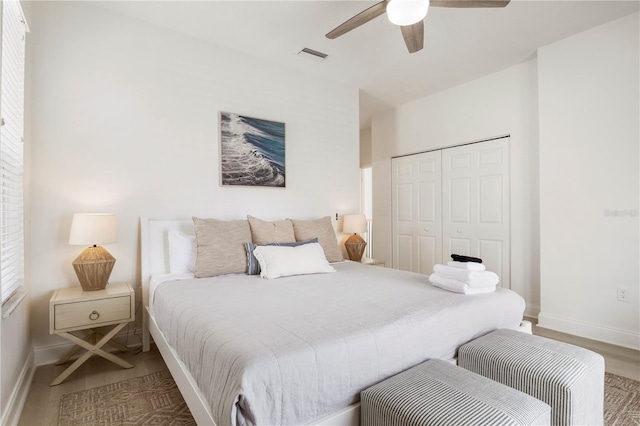 bedroom featuring ceiling fan and a closet