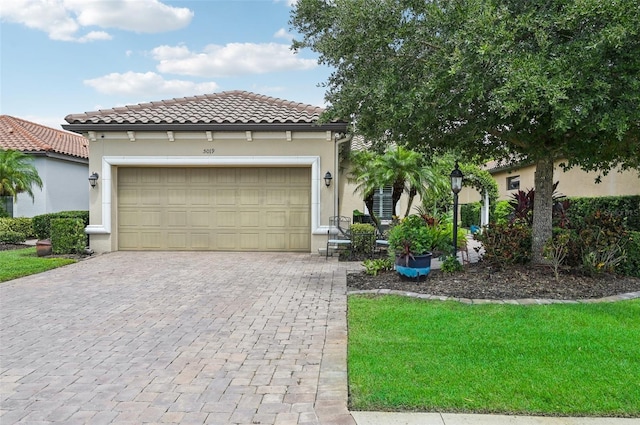 view of front facade with a garage