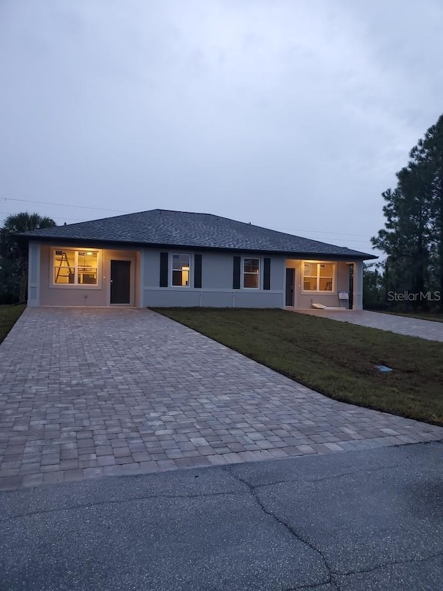 view of front of property featuring a front lawn