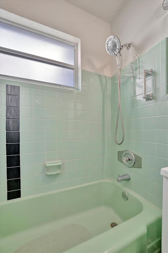 bathroom with tiled shower / bath combo