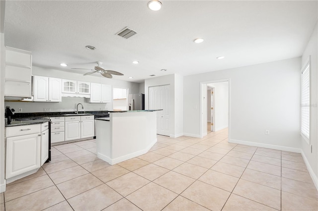 kitchen featuring a healthy amount of sunlight, a center island, and ceiling fan