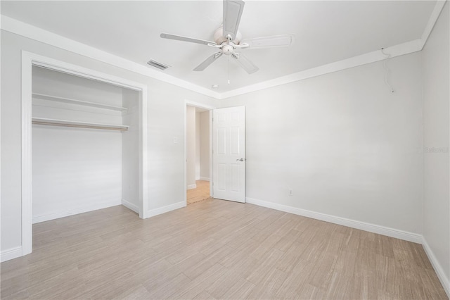 unfurnished bedroom with light wood-type flooring, a closet, and ceiling fan