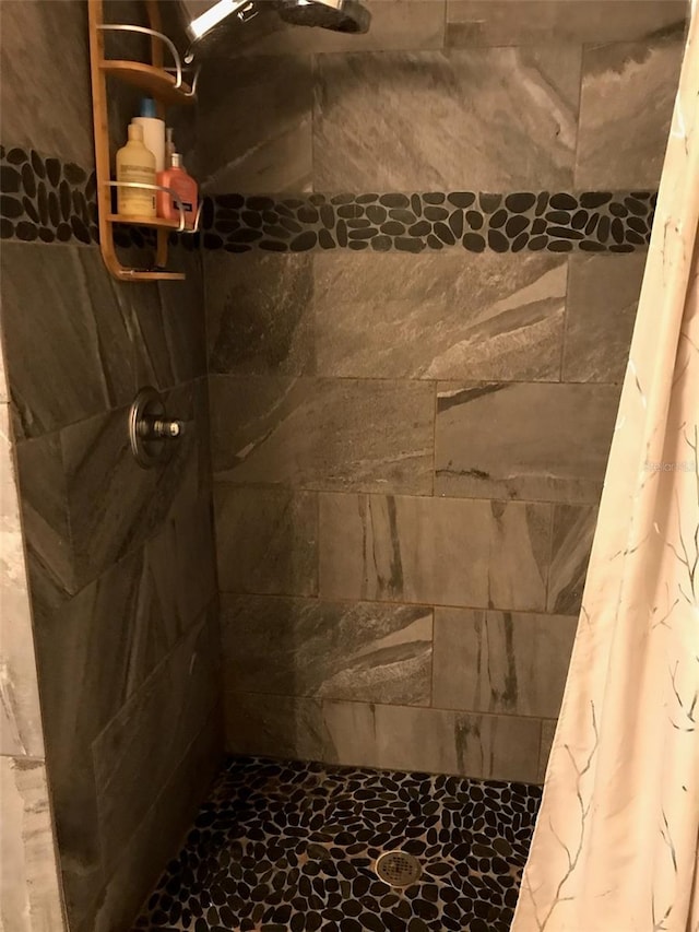 bathroom featuring tiled shower