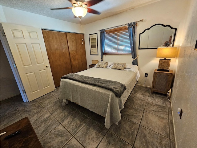 bedroom featuring a closet, a textured ceiling, and ceiling fan