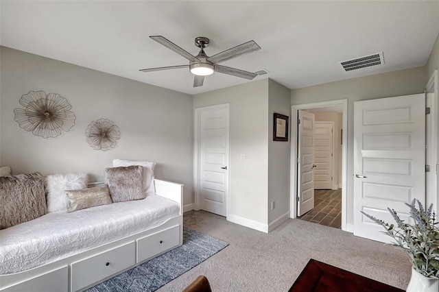 living area with ceiling fan, carpet, visible vents, and baseboards