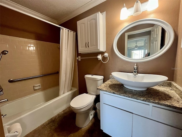 full bath featuring a textured ceiling, toilet, shower / bath combo with shower curtain, crown molding, and vanity