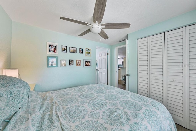 bedroom featuring a textured ceiling, a closet, and ceiling fan