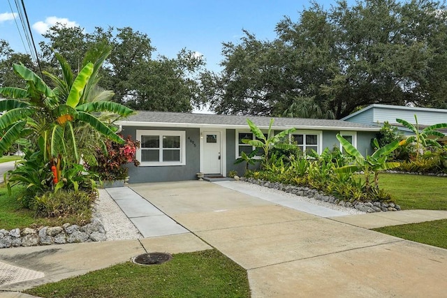 view of front of home featuring a front lawn