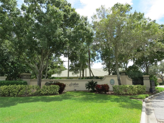 view of front of property with a front yard