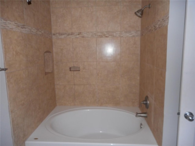 bathroom with tiled shower / bath