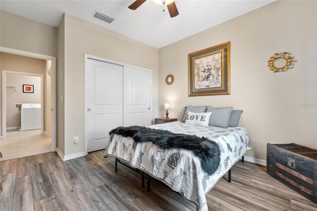 bedroom with hardwood / wood-style flooring, ceiling fan, and a closet