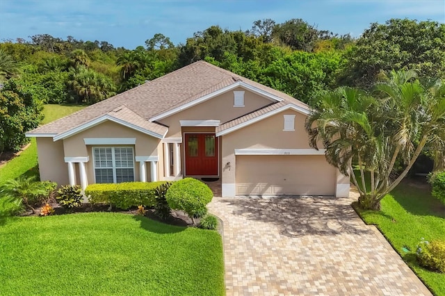 view of front of property featuring a front yard