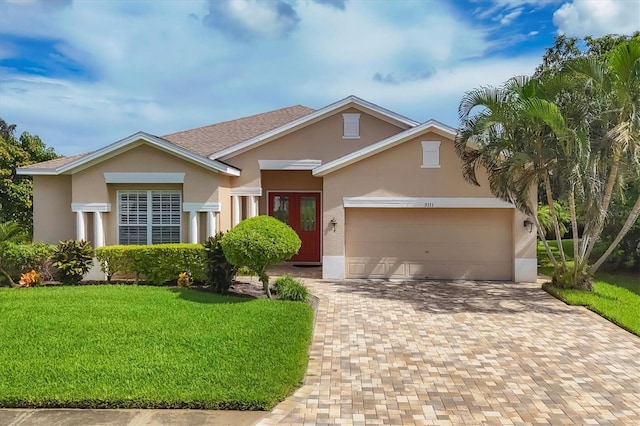 view of front of property featuring a front yard