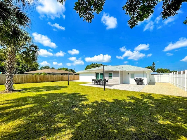 view of yard featuring a patio area