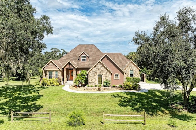 view of front facade featuring a front lawn