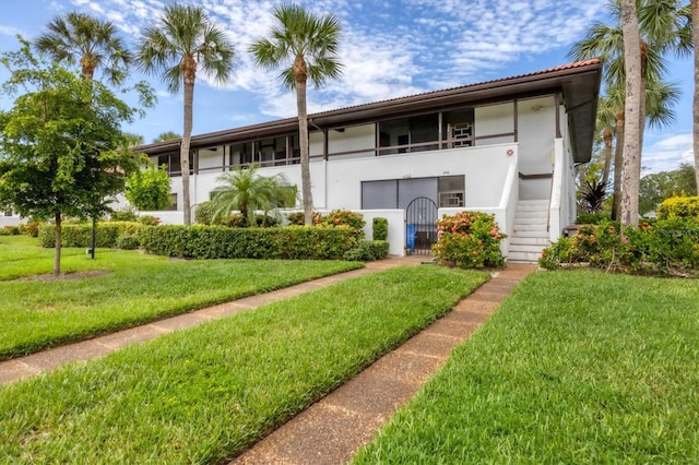 view of front of house featuring a front lawn