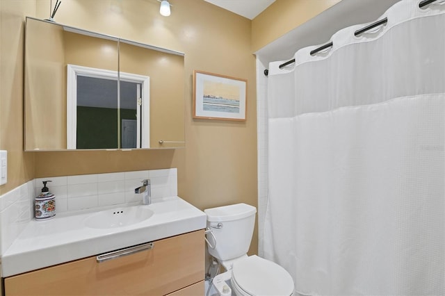 bathroom featuring vanity, toilet, a shower with curtain, and decorative backsplash