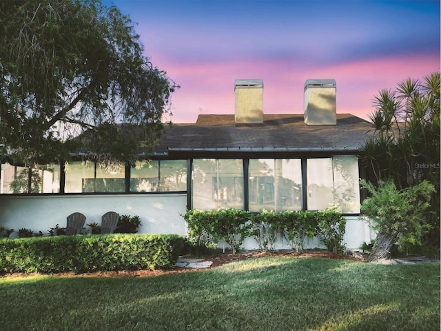 view of front of home featuring a lawn