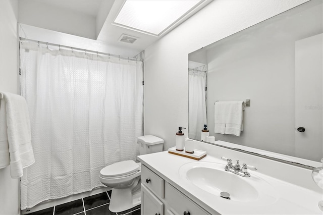 bathroom featuring tile patterned floors, a shower with curtain, vanity, and toilet