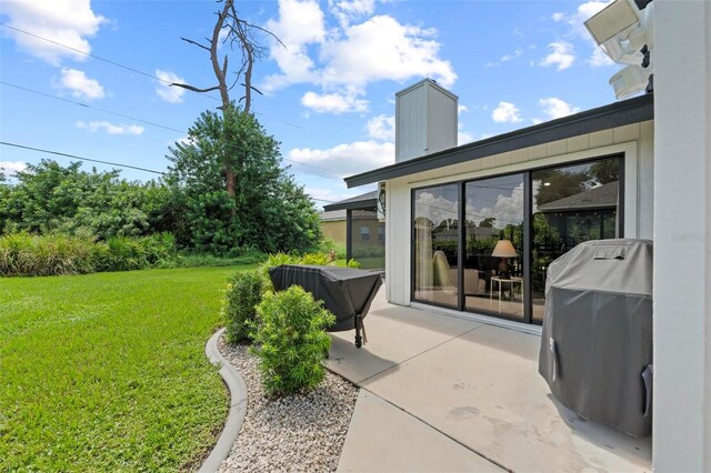 view of yard featuring a patio