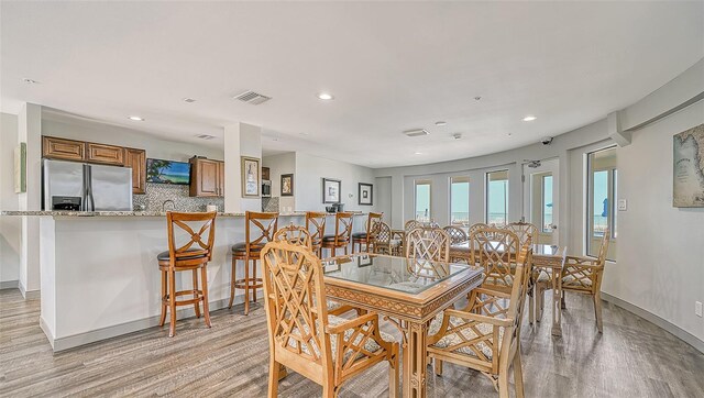 dining room featuring recessed lighting, visible vents, baseboards, and light wood finished floors