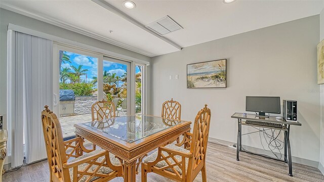 dining area featuring recessed lighting, visible vents, baseboards, and light wood-style flooring