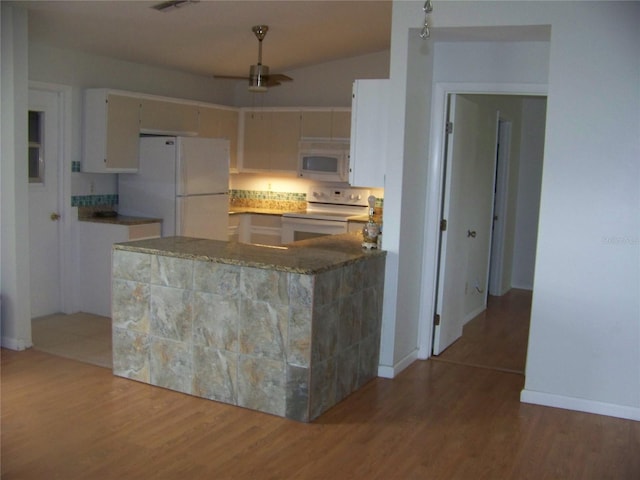 kitchen with lofted ceiling, ceiling fan, hardwood / wood-style floors, and white appliances