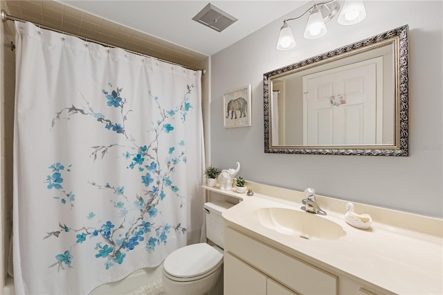 bathroom with curtained shower, toilet, and vanity