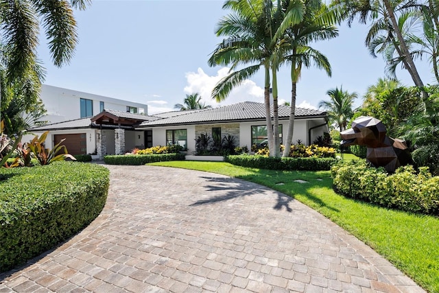 view of front facade featuring a garage and a front yard