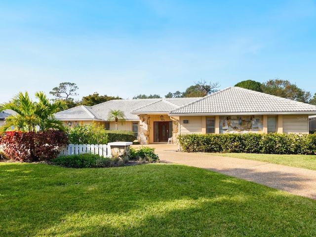 single story home featuring a front lawn