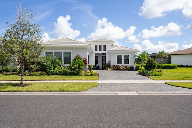 view of front of property featuring a front yard