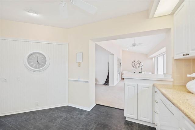 4995 Pepperwood Pl, Venice, FL 34293 - kitchen with a peninsula, ceiling fan, backsplash, and white cabinets