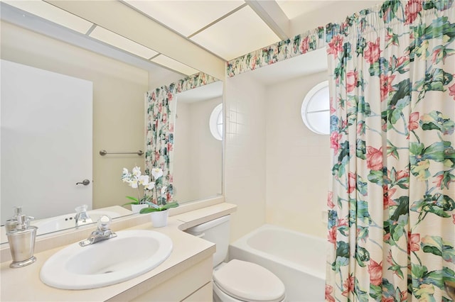 4995 Pepperwood Pl, Venice, FL 34293 - bathroom with toilet, vanity, and shower / bath combo with shower curtain