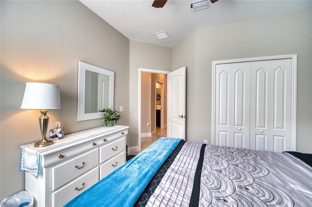 bedroom featuring a textured ceiling, ceiling fan, and a closet